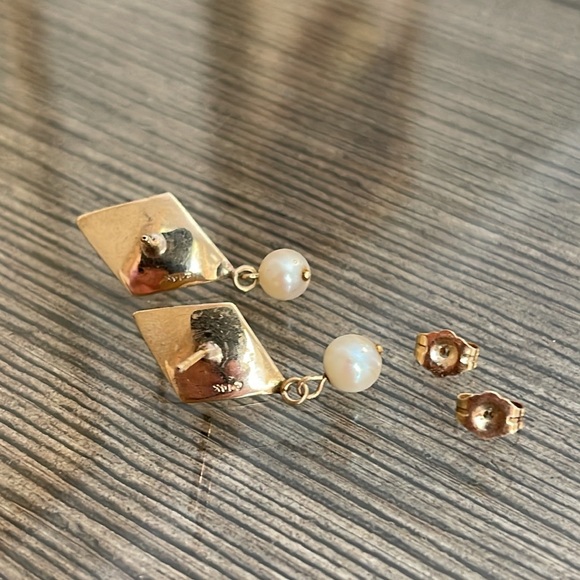 Vintage 14kt Gold Mid Century Modern Pearl Earrings - Picture 5 of 16